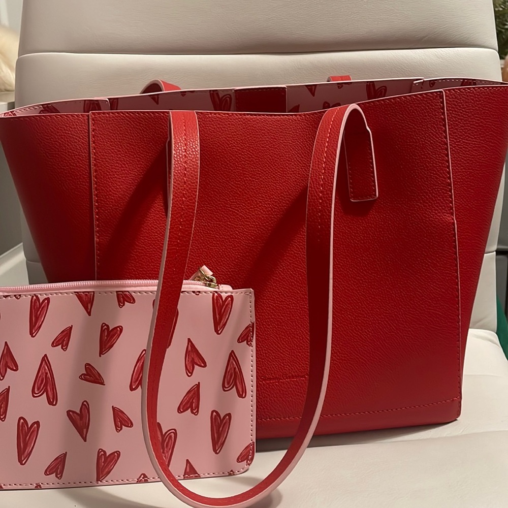 Adorable Tommy Bahamas Red Heart Patterned Bag Set